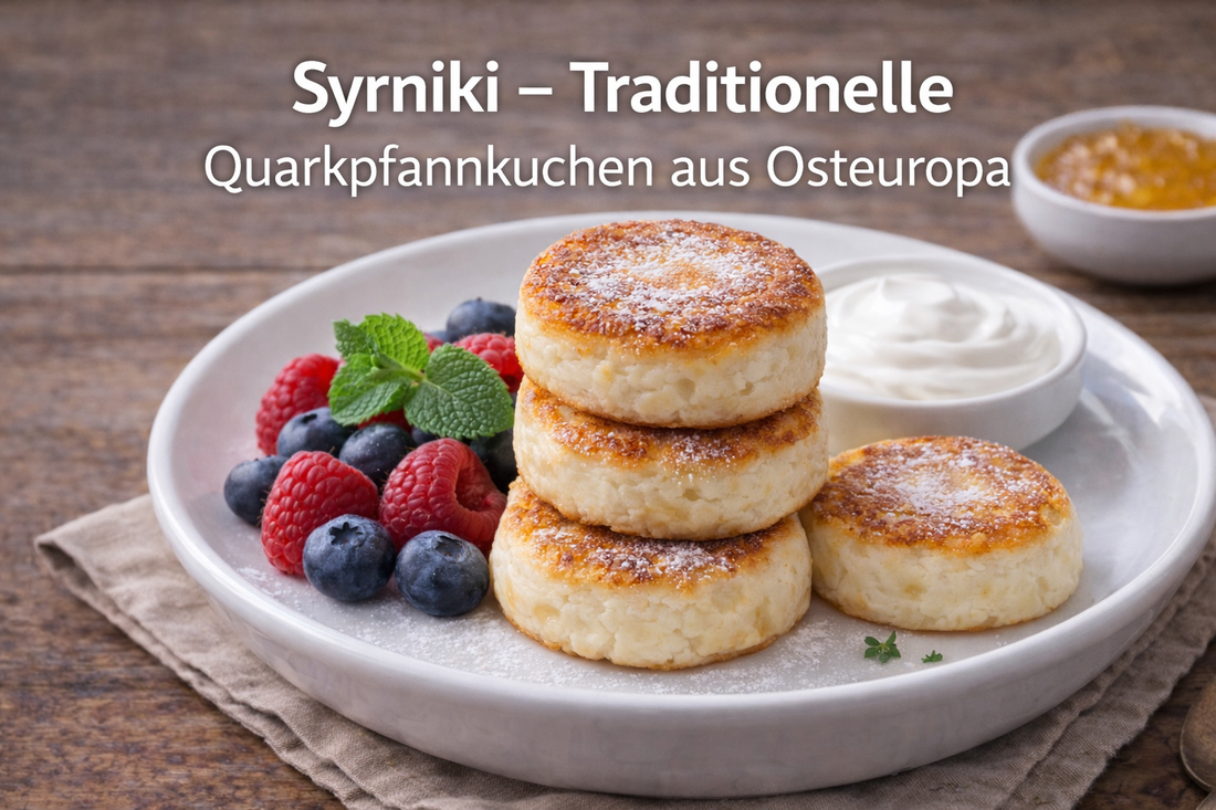 Syrniki traditionelle Quarkpfannkuchen aus Osteuropa mit Beeren und Sauerrahm
