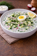 Okroschka ohne Fleisch – traditionelle russische kalte Suppe mit Gurken, Ei und Dill